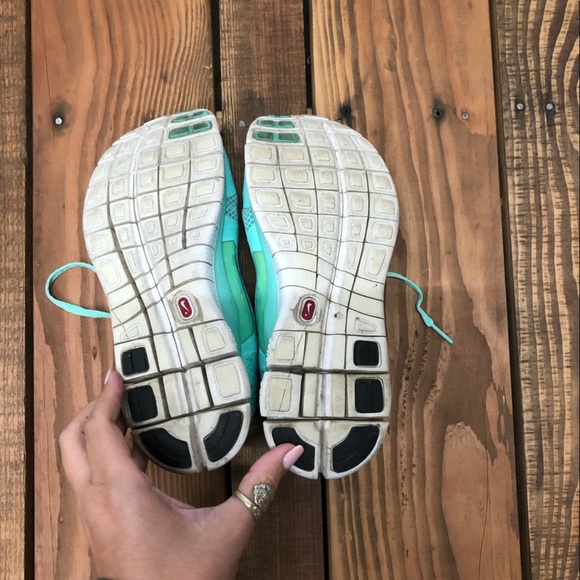 Nike women’s size 7 turquoise frees - Picture 11 of 11